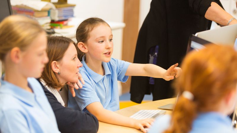 Teacher aide implementing techniques learnt during a course.